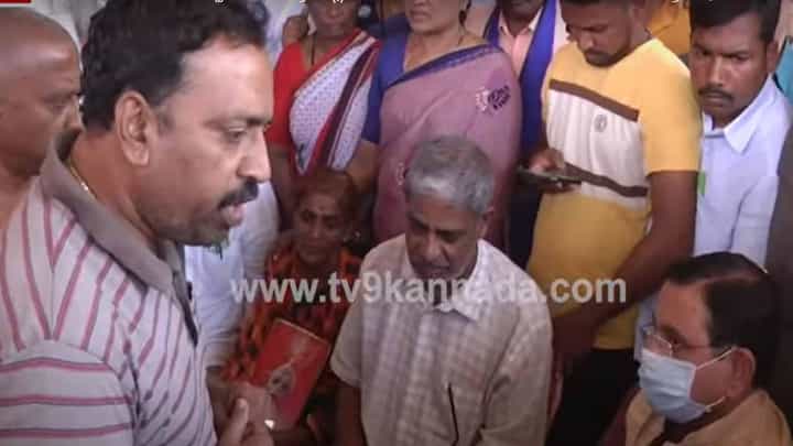 ಕೇಂದ್ರ ಸಚಿವ ಪ್ರಲ್ಹಾದ್ ಜೋಷಿ ಉಕ್ರೇನಲ್ಲಿ ಮಡಿದ ನವೀನ್ ಮನಗೆ ಭೇಟಿ ನೀಡಿ ತಂದೆತಾಯಿಗಳನ್ನು ಸಂತೈಸಿದರು ಕೇಂದ್ರ ಸಚಿವ ಪ್ರಲ್ಹಾದ್ ಜೋಷಿ ಉಕ್ರೇನಲ್ಲಿ ಮಡಿದ ನವೀನ್ ಮನಗೆ ಭೇಟಿ ನೀಡಿ ತಂದೆತಾಯಿಗಳನ್ನು ಸಂತೈಸಿದರು
