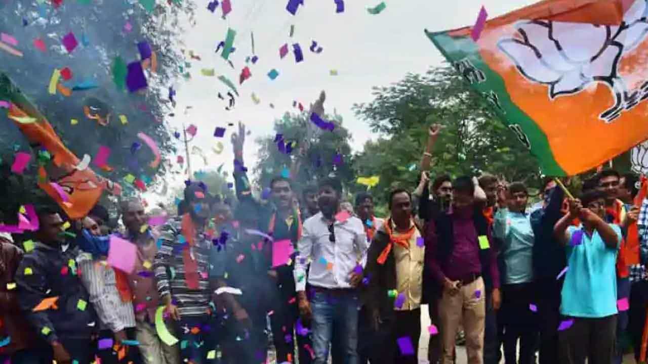 ಹೋಳಿ ಹಬ್ಬದ ನಂತರವೇ ನಾಲ್ಕು ರಾಜ್ಯಗಳಲ್ಲಿ ಬಿಜೆಪಿ ಸರ್ಕಾರ ರಚನೆ: ಮೂಲಗಳು ಹೋಳಿ ಹಬ್ಬದ ನಂತರವೇ ನಾಲ್ಕು ರಾಜ್ಯಗಳಲ್ಲಿ ಬಿಜೆಪಿ ಸರ್ಕಾರ ರಚನೆ: ಮೂಲಗಳು