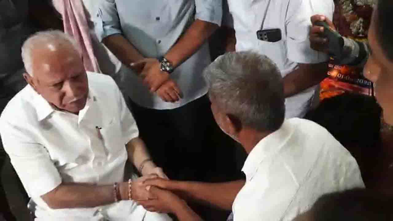 ಮೃತ ನವೀನ್ ಕುಟುಂಬಕ್ಕೆ ಯಡಿಯೂರಪ್ಪ ಭೇಟಿ, ಉಕ್ರೇನ್ನಿಂದ ಪಾರ್ಥಿವ ಶರೀರ ಆದಷ್ಟು ಬೇಗ ತರಿಸುವುದಾಗಿ ಭರವಸೆ ಮೃತ ನವೀನ್ ಕುಟುಂಬಕ್ಕೆ ಯಡಿಯೂರಪ್ಪ ಭೇಟಿ, ಉಕ್ರೇನ್ನಿಂದ ಪಾರ್ಥಿವ ಶರೀರ ಆದಷ್ಟು ಬೇಗ ತರಿಸುವುದಾಗಿ ಭರವಸೆ