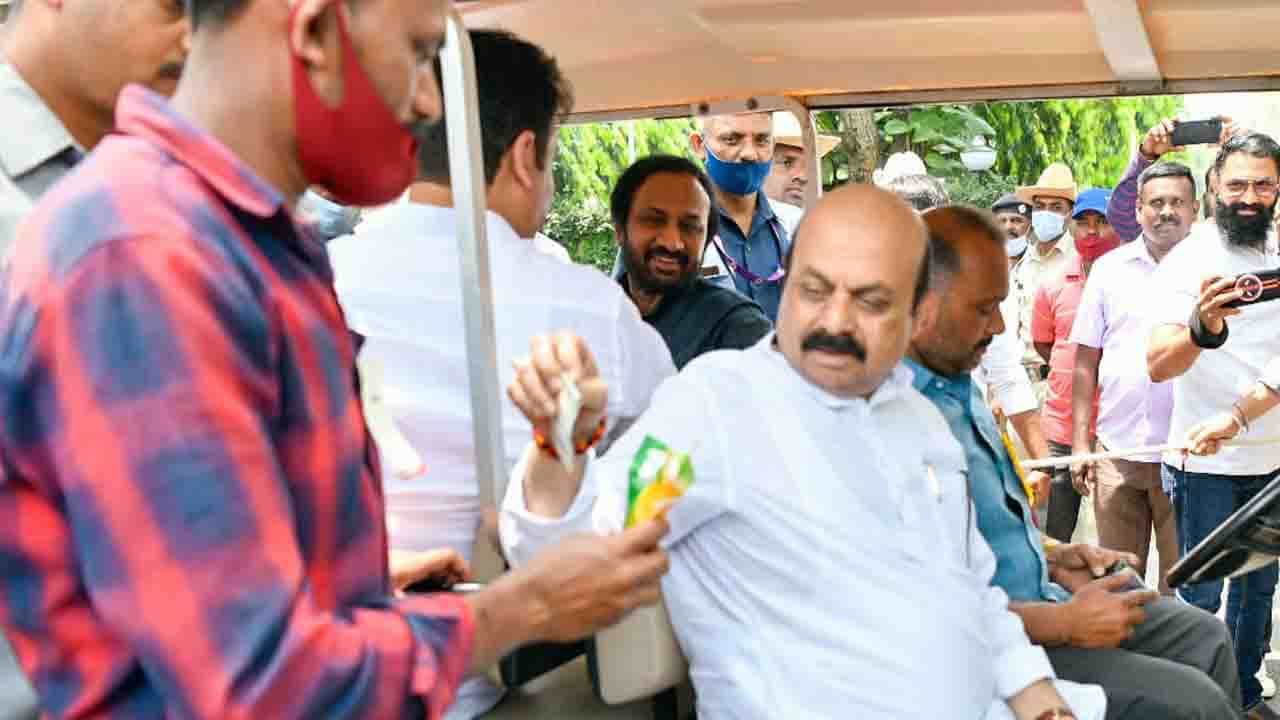19ನೇ ಆವೃತ್ತಿ ಚಿತ್ರಸಂತೆ ಉದ್ಘಾಟನೆ; ಚಿತ್ರಸಂತೆಯಲ್ಲಿ ಐಸ್ ಕ್ಯಾಂಡಿ ಸವಿದು ಖುಷ್ ಆದ ಸಿಎಂ ಬೊಮ್ಮಾಯಿ 19ನೇ ಆವೃತ್ತಿ ಚಿತ್ರಸಂತೆ ಉದ್ಘಾಟನೆ; ಚಿತ್ರಸಂತೆಯಲ್ಲಿ ಐಸ್ ಕ್ಯಾಂಡಿ ಸವಿದು ಖುಷ್ ಆದ ಸಿಎಂ ಬೊಮ್ಮಾಯಿ