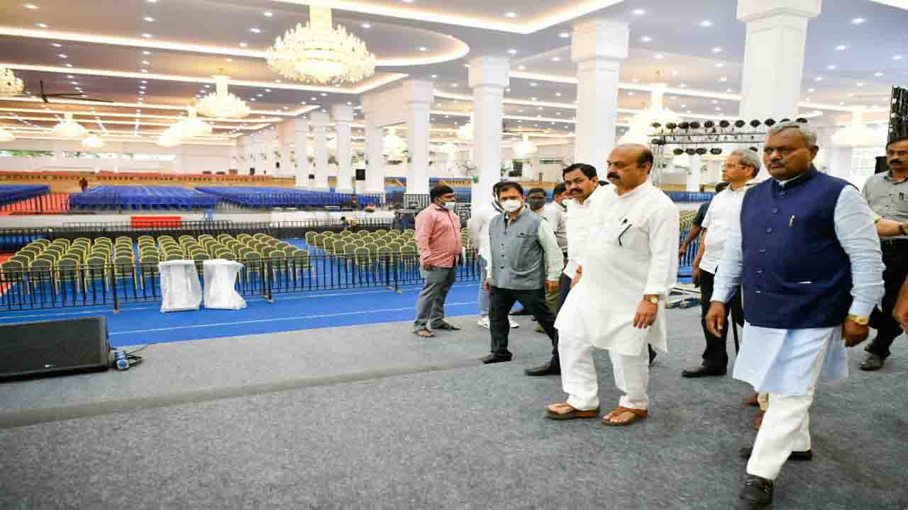 ಕೇಂದ್ರ ಸಚಿವ ಅಮಿತ್ ಶಾ ನಾಳೆ ಬೆಂಗಳೂರಿಗೆ ಆಗಮನ, ಅರಮನೆ ಮೈದಾನದಲ್ಲಿ ವೇದಿಕೆ ಸಿದ್ಧತೆ ಪರಿಶೀಲಿಸಿದ ಸಿಎಂ ಬೊಮ್ಮಾಯಿ ಕೇಂದ್ರ ಸಚಿವ ಅಮಿತ್ ಶಾ ನಾಳೆ ಬೆಂಗಳೂರಿಗೆ ಆಗಮನ, ಅರಮನೆ ಮೈದಾನದಲ್ಲಿ ವೇದಿಕೆ ಸಿದ್ಧತೆ ಪರಿಶೀಲಿಸಿದ ಸಿಎಂ ಬೊಮ್ಮಾಯಿ
