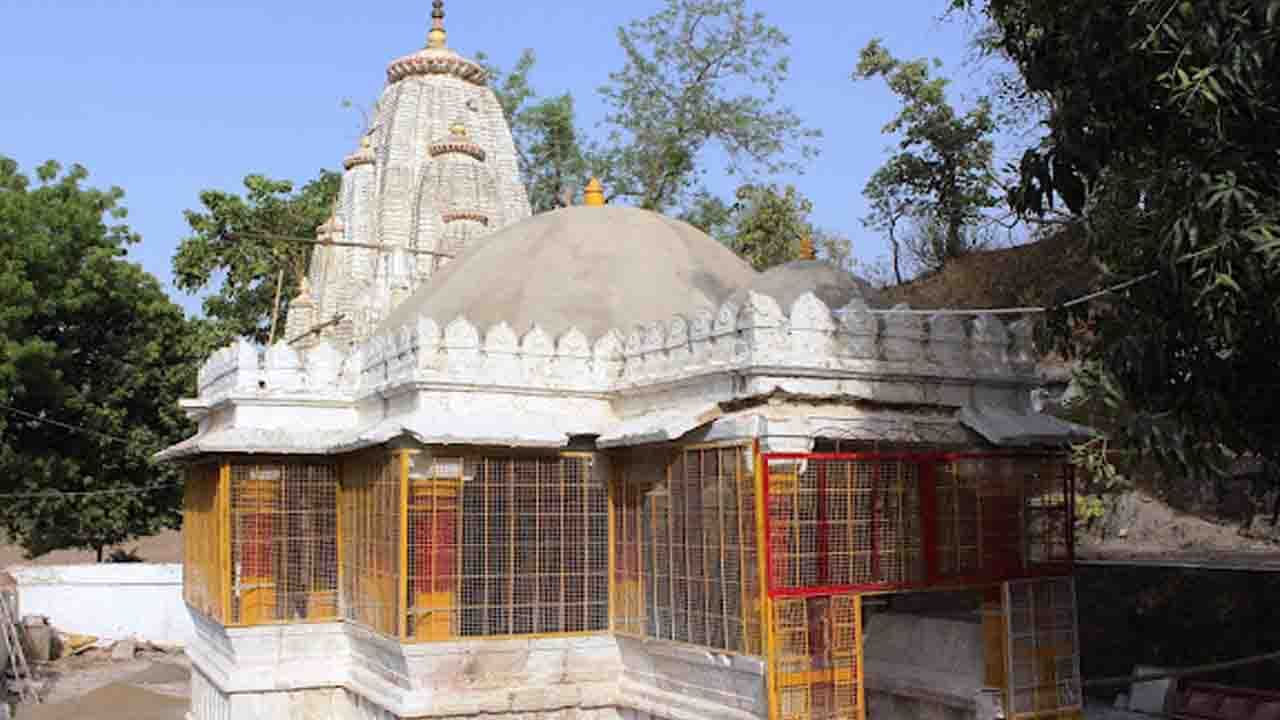 ಭಯಹರಣ ಮಹಾದೇವ ದೇವಸ್ಥಾನ, ಉತ್ತರ ಪ್ರದೇಶ(Bhaya Harana Mahadeva Temple): ಉತ್ತರ ಪ್ರದೇಶದ ಪ್ರತಾಪಗಢ ಜಿಲ್ಲೆಯಲ್ಲಿ ಭೀಮನು ತನ್ನ ವನವಾಸದ ಸಮಯದಲ್ಲಿ ಭಯಹರಣ ಮಹಾದೇವ ದೇವಾಲಯವನ್ನು ಸ್ಥಾಪಿಸಿದನು ಎನ್ನಲಾಗಿದೆ. ಈ ದೇವಾಲಯದಲ್ಲಿ ಪ್ರಾರ್ಥನೆ ಸಲ್ಲಿಸುವ ಮೂಲಕ ಭಕ್ತರು ಭಯ ಮತ್ತು ಗೊಂದಲದಿಂದ ಮುಕ್ತರಾಗುತ್ತಾರೆ. ದೇವಾಲಯದಲ್ಲಿ ಶಿವಲಿಂಗದ ಜೊತೆಗೆ, ಹನುಮಂತ, ಶಿವ-ಪಾರ್ವತಿ, ಸಂತೋಷಿ ಮಾತಾ, ರಾಧಾ-ಕೃಷ್ಣ, ವಿಶ್ವಕರ್ಮ, ಬೈಜು ಬಾಬಾ ಮುಂತಾದವರ ದೇವಾಲಯವೂ ಇದೆ. ಶ್ರಾವಣ ಮತ್ತು ಮಹಾಶಿವರಾತ್ರಿಯಂದು ಇಲ್ಲಿ ಭಾರೀ ಜನಸಂದಣಿ ಕಂಡುಬರುತ್ತದೆ. ಪೌರಾಣಿಕ ನಂಬಿಕೆಗಳ ಪ್ರಕಾರ, ರಾಕ್ಷಸ ಬಕಾಸುರನನ್ನು ಕೊಲ್ಲಲು ಭೀಮನು ಈ ಶಿವಲಿಂಗವನ್ನು ಸ್ಥಾಪಿಸಿದನು.