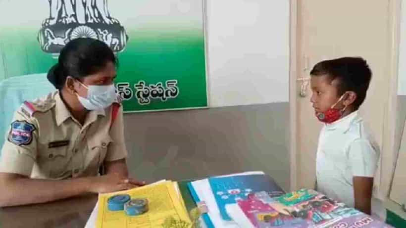 Video: ತನ್ನ ಶಾಲೆಯ ಶಿಕ್ಷಕಿಯನ್ನು ಕೂಡಲೇ ಬಂಧಿಸುವಂತೆ ಪೊಲೀಸ್ ಅಧಿಕಾರಿ ಬಳಿ ಹಠ ಮಾಡಿದ 2ನೇ ಕ್ಲಾಸ್ ಹುಡುಗ !