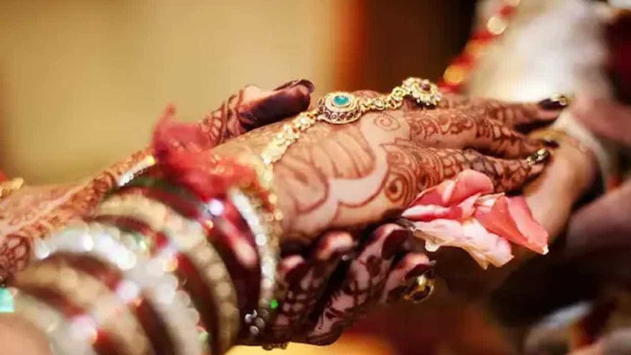 ಮದುವೆ ದಿನ ಹಗಲಿಡೀ ನಾಪತ್ತೆಯಾದ ವರ; ವಧುವಿನ ಕಡೆಯವರು ಪೊಲೀಸ್ ಠಾಣೆಗೆ ಹೋಗುತ್ತಿದ್ದಂತೆ ಪ್ರತ್ಯಕ್ಷ ಮದುವೆ ದಿನ ಹಗಲಿಡೀ ನಾಪತ್ತೆಯಾದ ವರ; ವಧುವಿನ ಕಡೆಯವರು ಪೊಲೀಸ್ ಠಾಣೆಗೆ ಹೋಗುತ್ತಿದ್ದಂತೆ ಪ್ರತ್ಯಕ್ಷ