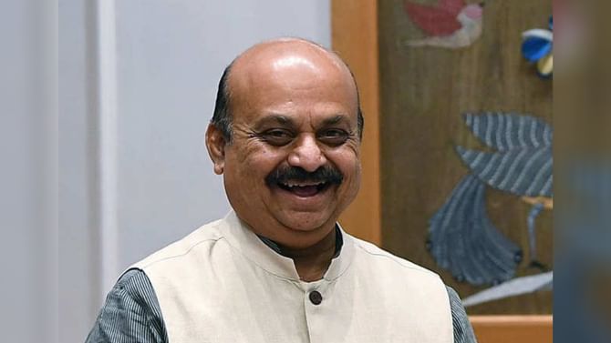 ಸಿಎಂ ಬಸವರಾಜ ಬೊಮ್ಮಾಯಿ ಅವರಿಗೆ ಅವರದ್ದೇ ಕಾಲಕೃತಿಯನ್ನು ಉಡುಗೊರೆಯಾಗಿ ನೀಡಿದ ಮೈಸೂರಿನ ಕಲಾವಿದ