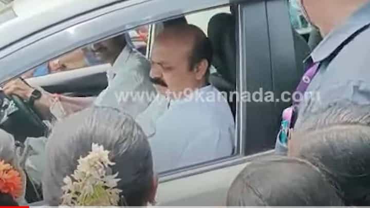 ಮುಖ್ಯಮಂತ್ರಿ ಪ್ರತಿನಿಧಿಸುವ ಕ್ಷೇತ್ರದ ಊರೊಂದರಲ್ಲಿ ಶಾಲಾ ಮಕ್ಕಳಿಗೆ ಬಸ್ ವ್ಯವಸ್ಥೆ ಇಲ್ಲ, ಮಕ್ಕಳು 4-5 ಕಿಮೀ ನಡೆಯಬೇಕು! ಮುಖ್ಯಮಂತ್ರಿ ಪ್ರತಿನಿಧಿಸುವ ಕ್ಷೇತ್ರದ ಊರೊಂದರಲ್ಲಿ ಶಾಲಾ ಮಕ್ಕಳಿಗೆ ಬಸ್ ವ್ಯವಸ್ಥೆ ಇಲ್ಲ, ಮಕ್ಕಳು 4-5 ಕಿಮೀ ನಡೆಯಬೇಕು!