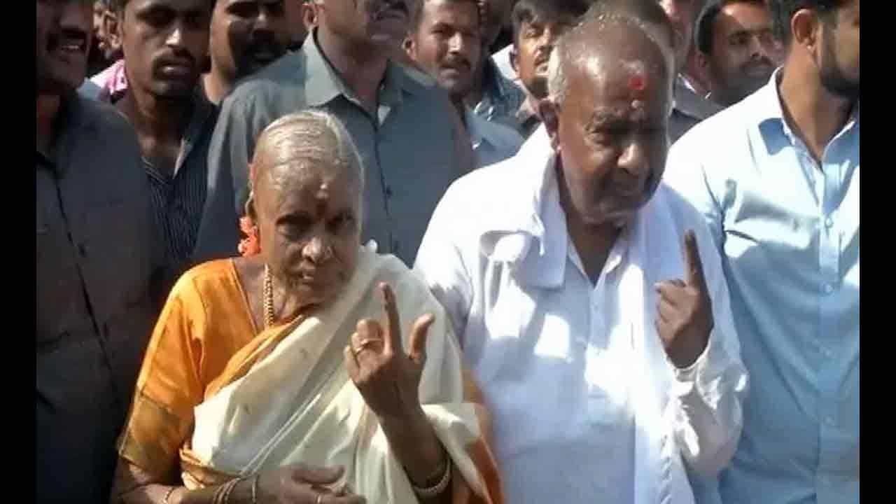 ದೇವೇಗೌಡರ ಪತ್ನಿ ಚೆನ್ನಮ್ಮಗೆ ಐಟಿ ನೋಟಿಸ್: ಕಬ್ಬಿನ ಗದ್ದೆ ನೋಡಬೇಕಿತ್ತು ಎಂದ ರೇವಣ್ಣ ದೇವೇಗೌಡರ ಪತ್ನಿ ಚೆನ್ನಮ್ಮಗೆ ಐಟಿ ನೋಟಿಸ್: ಕಬ್ಬಿನ ಗದ್ದೆ ನೋಡಬೇಕಿತ್ತು ಎಂದ ರೇವಣ್ಣ