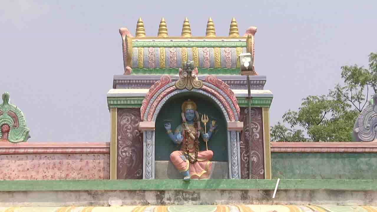ಚಿಕ್ಕಬಳ್ಳಾಪುರದಲ್ಲಿ ಕಳೆದ ವರ್ಷ ಸುರಿದ ಮಳೆಗೆ ಜಲಾವೃತವಾದ ದೇವಾಲಯ ರೀ ಓಪನ್! ದೇವಾಲಯಕ್ಕೆ ಮುಗಿಬಿದ್ದ ಭಕ್ತರು ಚಿಕ್ಕಬಳ್ಳಾಪುರದಲ್ಲಿ ಕಳೆದ ವರ್ಷ ಸುರಿದ ಮಳೆಗೆ ಜಲಾವೃತವಾದ ದೇವಾಲಯ ರೀ ಓಪನ್! ದೇವಾಲಯಕ್ಕೆ ಮುಗಿಬಿದ್ದ ಭಕ್ತರು
