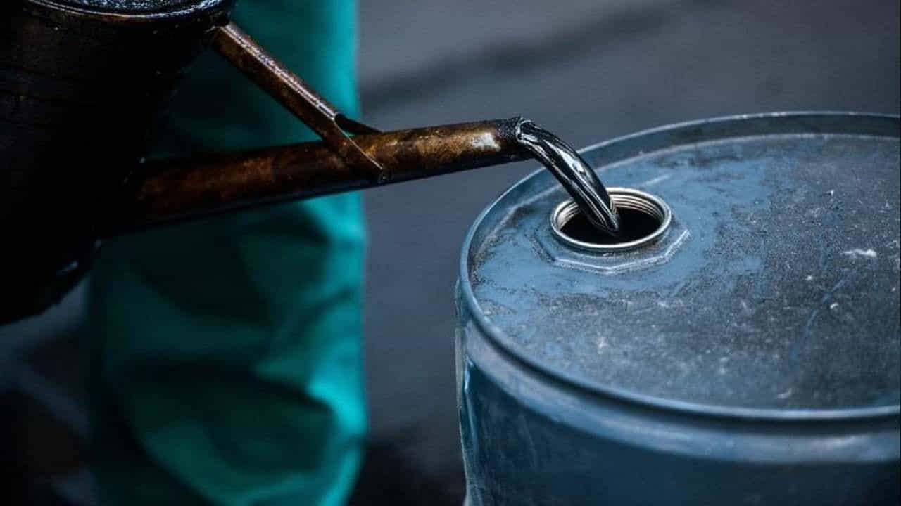 Oil Price: ಜಾಗತಿಕ ತೈಲ ಬೆಲೆ 8 ವರ್ಷಗಳ ಗರಿಷ್ಠ ಮಟ್ಟಕ್ಕೆ; ಪೆಟ್ರೋಲ್- ಡೀಸೆಲ್ ಬೆಲೆ ಏರಿಕೆಗೆ ಸಿದ್ಧರಾಗಿ ಮಹಾಜನರೇ Oil Price: ಜಾಗತಿಕ ತೈಲ ಬೆಲೆ 8 ವರ್ಷಗಳ ಗರಿಷ್ಠ ಮಟ್ಟಕ್ಕೆ; ಪೆಟ್ರೋಲ್- ಡೀಸೆಲ್ ಬೆಲೆ ಏರಿಕೆಗೆ ಸಿದ್ಧರಾಗಿ ಮಹಾಜನರೇ