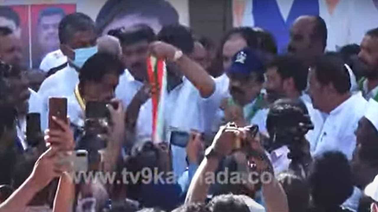 ಹೊಸದಾಗಿ ಪಕ್ಷ ಸೇರಿದ ನಾಯಕನಿಗೆ ಶಿವಕುಮಾರ, ಸಲೀಂ ಹೆಗಲ ಮೇಲಿದ್ದ ಶಾಲನ್ನು ತೆಗೆದು ಹೊದಿಸಿದರು!! ಹೊಸದಾಗಿ ಪಕ್ಷ ಸೇರಿದ ನಾಯಕನಿಗೆ ಶಿವಕುಮಾರ, ಸಲೀಂ ಹೆಗಲ ಮೇಲಿದ್ದ ಶಾಲನ್ನು ತೆಗೆದು ಹೊದಿಸಿದರು!!