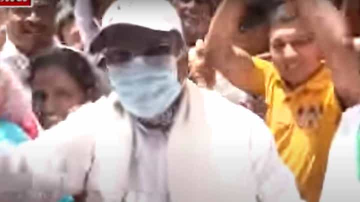 ಮೇಕೆದಾಟು ಪಾದಯಾತ್ರೆಯಲ್ಲಿ ಸಿದ್ದರಾಮಯ್ಯನವರಿಂದ ‘ಟಗರು ಬಂತು...’ ಹಾಡಿಗೆ ಕುಣಿತ!! ಮೇಕೆದಾಟು ಪಾದಯಾತ್ರೆಯಲ್ಲಿ ಸಿದ್ದರಾಮಯ್ಯನವರಿಂದ ‘ಟಗರು ಬಂತು...’ ಹಾಡಿಗೆ ಕುಣಿತ!!