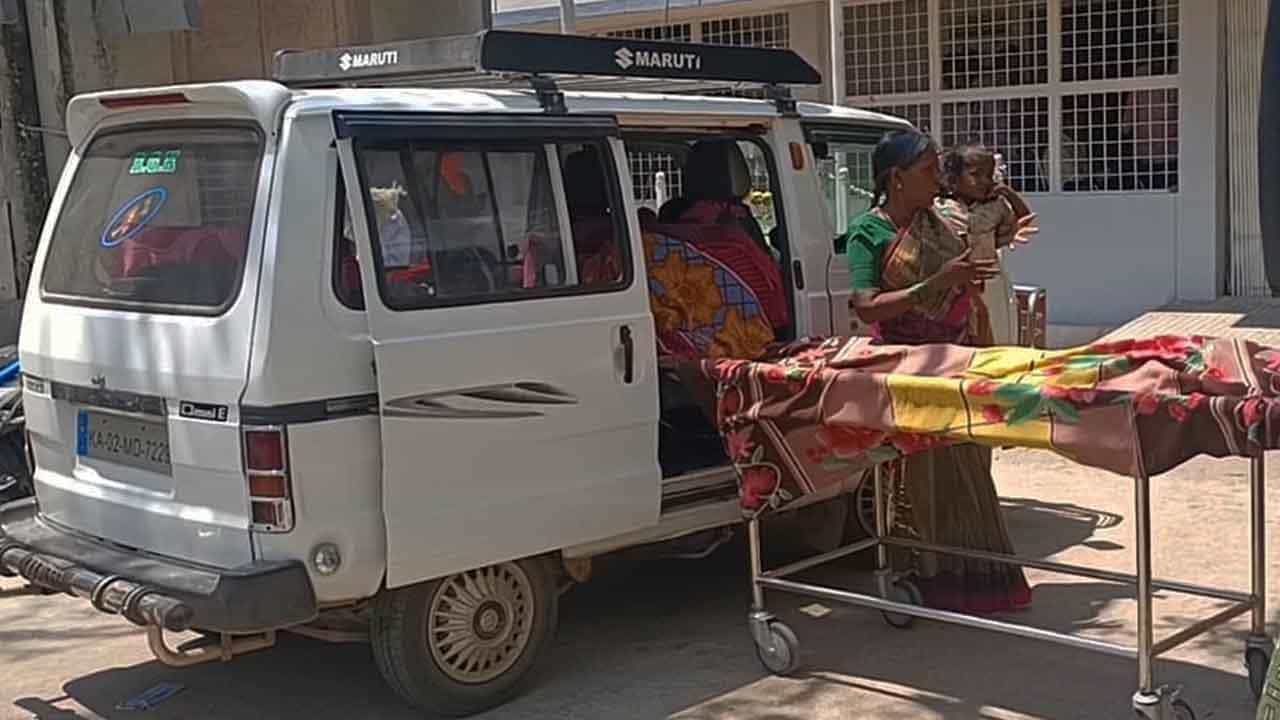 ತುಮಕೂರಿನಲ್ಲಿ ವೈದ್ಯರ ನಿರ್ಲಕ್ಷ್ಯ ಆರೋಪ! ಕಾರಿನಲ್ಲಿಯೇ ಮಗುವಿಗೆ ಜನ್ಮ ನೀಡಿದ ಮಹಿಳೆ ತುಮಕೂರಿನಲ್ಲಿ ವೈದ್ಯರ ನಿರ್ಲಕ್ಷ್ಯ ಆರೋಪ! ಕಾರಿನಲ್ಲಿಯೇ ಮಗುವಿಗೆ ಜನ್ಮ ನೀಡಿದ ಮಹಿಳೆ