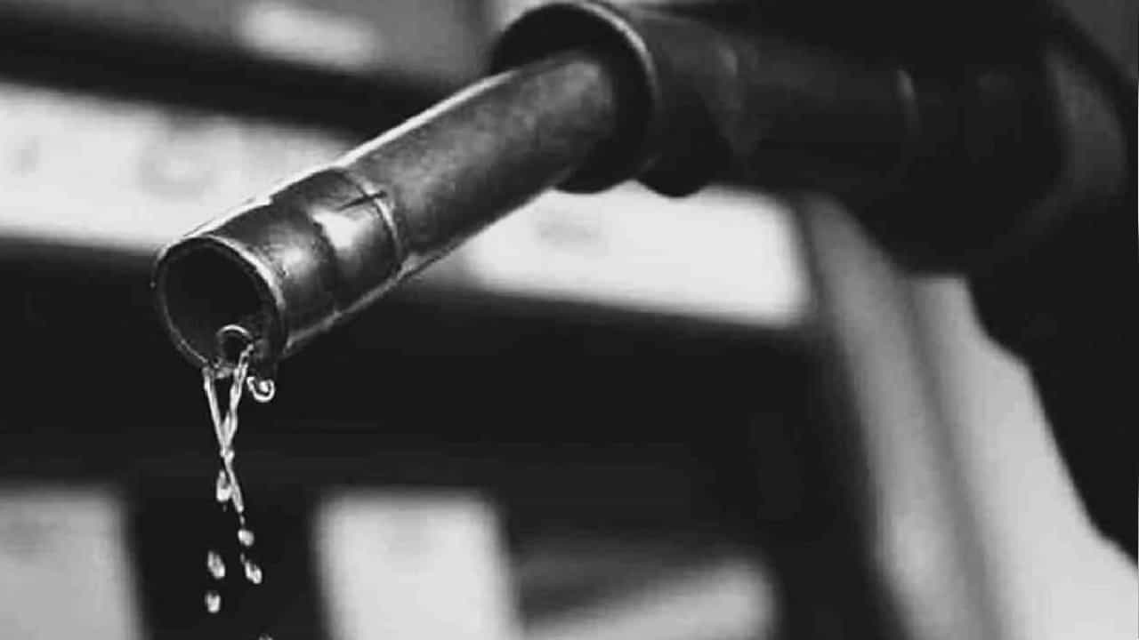 Diesel Price: ಡೀಸೆಲ್​ ಬೆಲೆಯಲ್ಲಿ ಭಾರೀ ಏರಿಕೆ; ದೊಡ್ಡ ಪ್ರಮಾಣದಲ್ಲಿ ಖರೀದಿ ಮಾಡುವ ಕೈಗಾರಿಕೆ ವಲಯದವರು ರೀಟೇಲ್​ ಔಟ್​ಲೆಟ್​ನತ್ತ