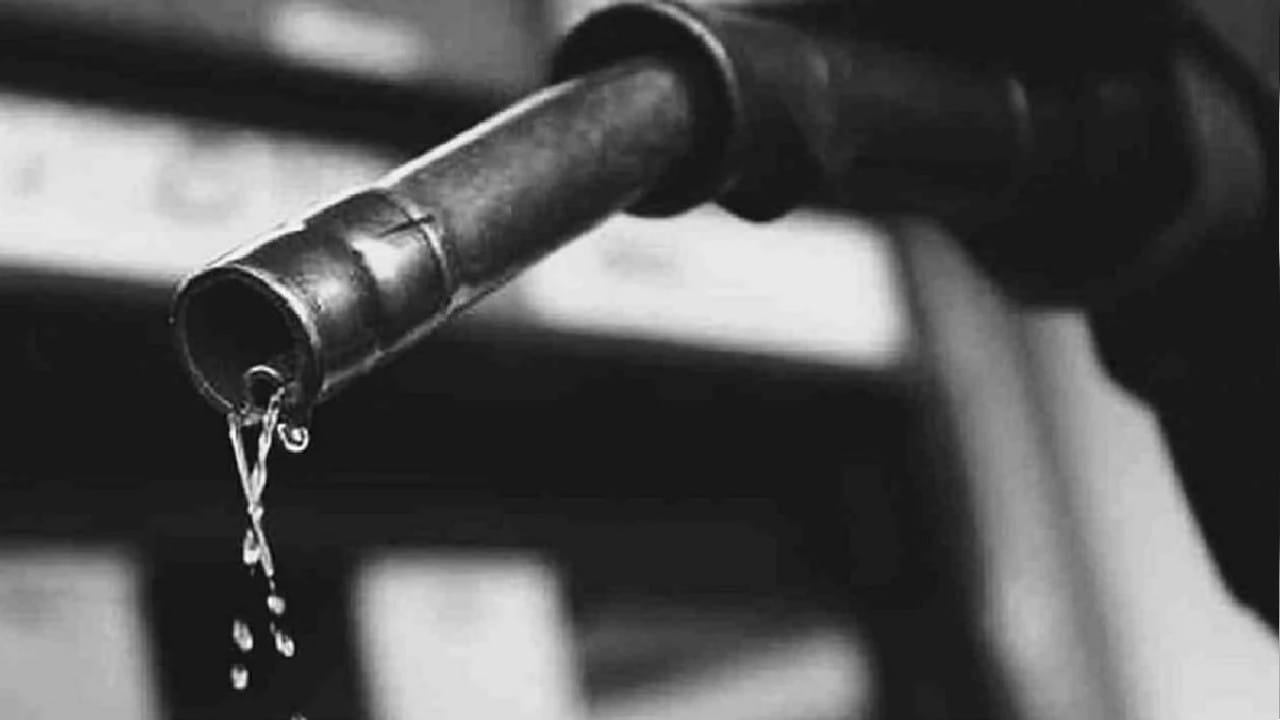 Diesel Price: ಡೀಸೆಲ್ ಬೆಲೆಯಲ್ಲಿ ಭಾರೀ ಏರಿಕೆ; ದೊಡ್ಡ ಪ್ರಮಾಣದಲ್ಲಿ ಖರೀದಿ ಮಾಡುವ ಕೈಗಾರಿಕೆ ವಲಯದವರು ರೀಟೇಲ್ ಔಟ್ಲೆಟ್ನತ್ತ Diesel Price: ಡೀಸೆಲ್ ಬೆಲೆಯಲ್ಲಿ ಭಾರೀ ಏರಿಕೆ; ದೊಡ್ಡ ಪ್ರಮಾಣದಲ್ಲಿ ಖರೀದಿ ಮಾಡುವ ಕೈಗಾರಿಕೆ ವಲಯದವರು ರೀಟೇಲ್ ಔಟ್ಲೆಟ್ನತ್ತ