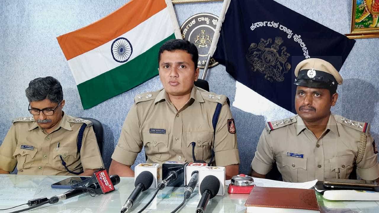 ಶಿಡ್ಲಘಟ್ಟ ವೃದ್ಧ ದಂಪತಿ ಕೊಲೆ ಪ್ರಕರಣ: 3 ಆರೋಪಿಗಳನ್ನು ಇಬ್ಬರೇ ಪೊಲೀಸರು ಹಿಡಿದರು!! ಶಿಡ್ಲಘಟ್ಟ ವೃದ್ಧ ದಂಪತಿ ಕೊಲೆ ಪ್ರಕರಣ: 3 ಆರೋಪಿಗಳನ್ನು ಇಬ್ಬರೇ ಪೊಲೀಸರು ಹಿಡಿದರು!!
