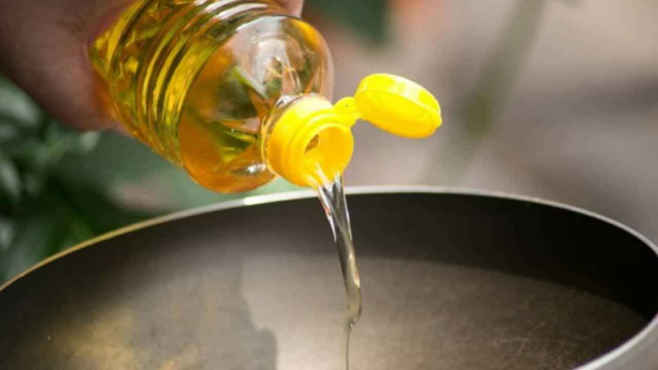 Edible Oil: ವ್ಯಾಪಾರಿಗಳು ಖಾದ್ಯ ತೈಲದ ಬೆಲೆ ಏರಿಸಲು ರಷ್ಯಾ- ಉಕ್ರೇನ್ ಯುದ್ಧವೇ ಅಸ್ತ್ರ Edible Oil: ವ್ಯಾಪಾರಿಗಳು ಖಾದ್ಯ ತೈಲದ ಬೆಲೆ ಏರಿಸಲು ರಷ್ಯಾ- ಉಕ್ರೇನ್ ಯುದ್ಧವೇ ಅಸ್ತ್ರ