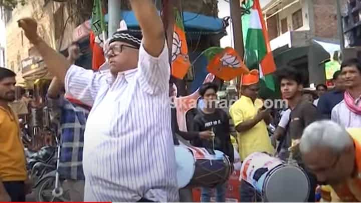 ಉತ್ತರ ಪ್ರದೇಶದೆಲ್ಲೆಡೆ ಸಂಭ್ರಮ; ವಯಸ್ಕರು ಮತ್ತು ಸಾಧು-ಸಂತರು ಸಹ ರಸ್ತೆಗಳಲ್ಲಿ ಕುಣಿದರು ಉತ್ತರ ಪ್ರದೇಶದೆಲ್ಲೆಡೆ ಸಂಭ್ರಮ; ವಯಸ್ಕರು ಮತ್ತು ಸಾಧು-ಸಂತರು ಸಹ ರಸ್ತೆಗಳಲ್ಲಿ ಕುಣಿದರು
