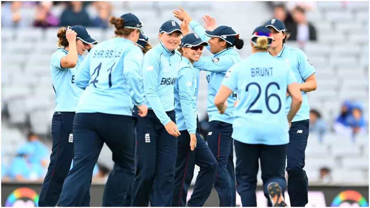 NZ vs ENG: ಕೇವಲ 11 ಎಸೆತಗಳಲ್ಲಿ 4 ವಿಕೆಟ್ ಪತನ! ಆದರೂ ಗೆಲ್ಲಲೇಬೇಕಾದ ಪಂದ್ಯದಲ್ಲಿ ಸೋತ ಕಿವೀಸ್ NZ vs ENG: ಕೇವಲ 11 ಎಸೆತಗಳಲ್ಲಿ 4 ವಿಕೆಟ್ ಪತನ! ಆದರೂ ಗೆಲ್ಲಲೇಬೇಕಾದ ಪಂದ್ಯದಲ್ಲಿ ಸೋತ ಕಿವೀಸ್