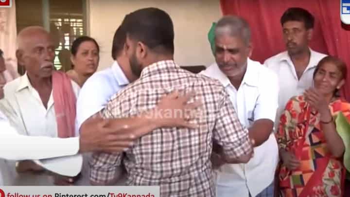 ತಮ್ಮನ ಭಾವಚಿತ್ರಕ್ಕೆ ಪೂಜೆ ಮಾಡಲು ಮೊದಲು ನಿರಾಕರಿಸಿ ಆಮೇಲೆ ಒಪ್ಪಿಕೊಂಡರು ದುಃಖತಪ್ತ ಹರ್ಷ ತಮ್ಮನ ಭಾವಚಿತ್ರಕ್ಕೆ ಪೂಜೆ ಮಾಡಲು ಮೊದಲು ನಿರಾಕರಿಸಿ ಆಮೇಲೆ ಒಪ್ಪಿಕೊಂಡರು ದುಃಖತಪ್ತ ಹರ್ಷ