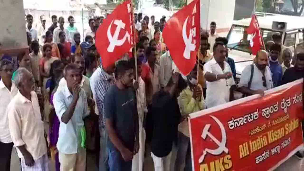 ಹಾಸನದಲ್ಲಿ ಭೂಮಿಯ ಹಕ್ಕು ಪತ್ರಕ್ಕಾಗಿ ನೂರಾರು ರೈತ ಕುಟುಂಬಗಳಿಂದ ಧರಣಿ; ತಹಶೀಲ್ದಾರ್ ಕಚೇರಿ ಎದುರು ಆಕ್ರೋಶ ಹಾಸನದಲ್ಲಿ ಭೂಮಿಯ ಹಕ್ಕು ಪತ್ರಕ್ಕಾಗಿ ನೂರಾರು ರೈತ ಕುಟುಂಬಗಳಿಂದ ಧರಣಿ; ತಹಶೀಲ್ದಾರ್ ಕಚೇರಿ ಎದುರು ಆಕ್ರೋಶ