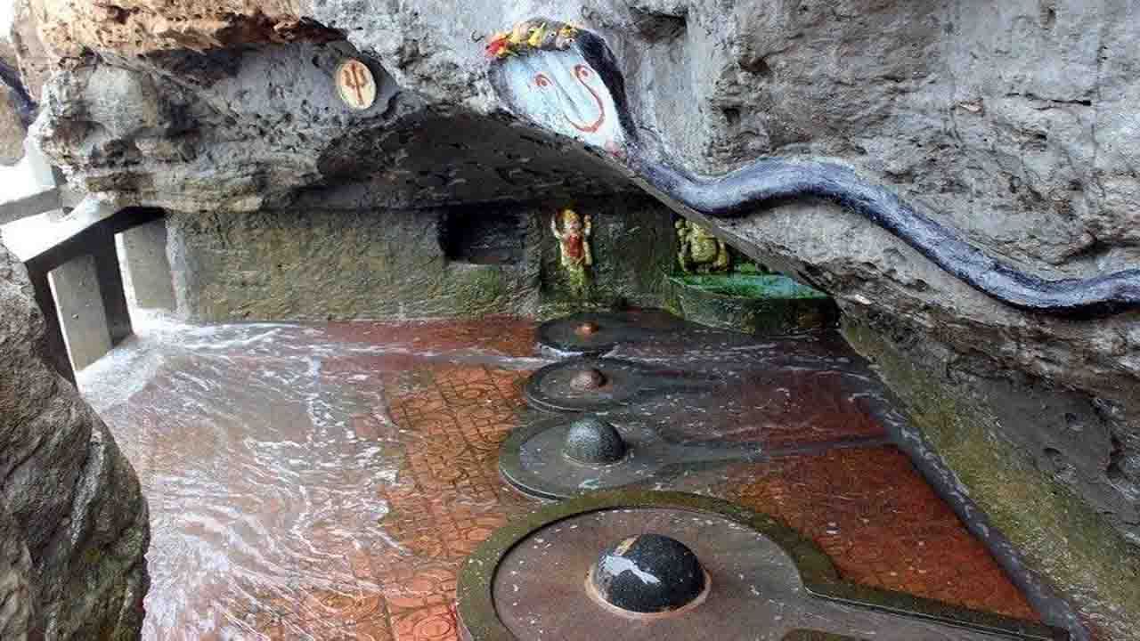 ಗಂಗೇಶ್ವರ ದೇವಸ್ಥಾನ, ಗುಜರಾತ್(Gangeshwar Temple): ಗಂಗೇಶ್ವರ ದೇವಸ್ಥಾನವು ಗುಜರಾತ್‌ನ ದಿಯು ನಗರದಿಂದ ಸುಮಾರು 3 ಕಿ.ಮೀ ದೂರದಲ್ಲಿರುವ ಪದುಮ ಗ್ರಾಮದಲ್ಲಿದೆ. ಗಂಗಾ ಮತ್ತು ಈಶ್ವರನಿಂದ ಗಂಗೇಶ್ವರ ಎಂಬ ಹೆಸರು ಬಂದಿದೆ. ಇದರ ಅರ್ಥ ಗಂಗೆಯ ಅಧಿಪತಿ ಎಂದು. ಈ ದೇವಾಲಯವು ಕಡಲತೀರದ ಬಂಡೆಗಳ ನಡುವೆ ಇರುವ ಗುಹೆಯಲ್ಲಿದೆ. ಇಲ್ಲಿ ಐದು ಶಿವಲಿಂಗಗಳಿವೆ, ಇದನ್ನು ಪಾಂಡವರು ತಮ್ಮ ದೈನಂದಿನ ಪೂಜೆಗಾಗಿ ಸ್ಥಾಪಿಸಿದರು. ಸಮುದ್ರದ ನೀರು ಏರುವ ಸಮಯದಲ್ಲಿ ಈ ಶಿವಲಿಂಗಗಳು ಸಮುದ್ರದಲ್ಲಿ ಮುಳುಗುತ್ತವೆ ಮತ್ತು ನೀರು ಇಳಿಯುವ ಸಮಯದಲ್ಲಿ ಮಾತ್ರ ಕಾಣಿಸುತ್ತವೆ. ಈ ದೇವಾಲಯವನ್ನು 'ಸಮುದ್ರ ಮಂದಿರ' ಎಂದೂ ಕರೆಯಲಾಗುತ್ತದೆ.