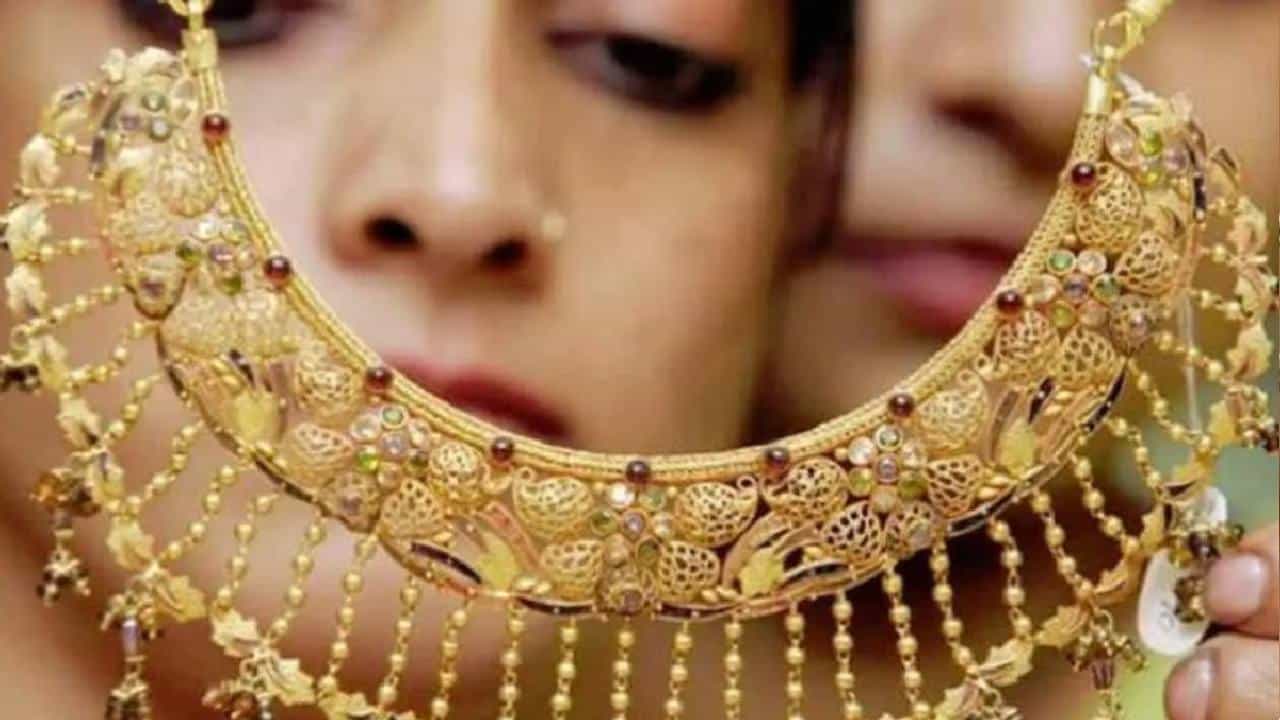 Gold- Silver Rate: ದೇಶದ ಪ್ರಮುಖ ನಗರಗಳಲ್ಲಿ ಮಾರ್ಚ್ 28ನೇ ತಾರೀಕಿನ ಚಿನ್ನ, ಬೆಳ್ಳಿ ದರ ಇಲ್ಲಿದೆ Gold- Silver Rate: ದೇಶದ ಪ್ರಮುಖ ನಗರಗಳಲ್ಲಿ ಮಾರ್ಚ್ 28ನೇ ತಾರೀಕಿನ ಚಿನ್ನ, ಬೆಳ್ಳಿ ದರ ಇಲ್ಲಿದೆ