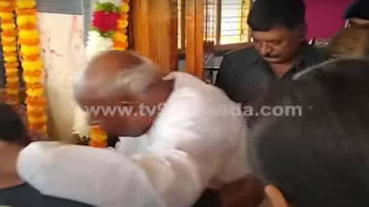 ಹೊಳೆನರಸೀಪುರ ಬಳಿಯ ದೇವಸ್ಥಾನ ಉದ್ಘಾಟನಾ ಸಮಾರಂಭದಲ್ಲಿ ದೇವೇಗೌಡ, ರೇವಣ್ಣ, ಹೆಚ್ಡಿಕೆ ಜೊತೆಯಾಗಿ ಪಾಲ್ಗೊಂಡರು! ಹೊಳೆನರಸೀಪುರ ಬಳಿಯ ದೇವಸ್ಥಾನ ಉದ್ಘಾಟನಾ ಸಮಾರಂಭದಲ್ಲಿ ದೇವೇಗೌಡ, ರೇವಣ್ಣ, ಹೆಚ್ಡಿಕೆ ಜೊತೆಯಾಗಿ ಪಾಲ್ಗೊಂಡರು!