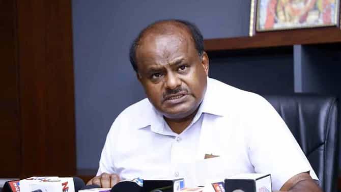 ರಾಮನಗರ: ಇದೇ ರೀತಿ ದಂಡ ವಿಧಿಸುತ್ತಿದ್ದರೆ ಎಸ್‌ಪಿ ಕಚೇರಿ ಮುಂದೆ ಧರಣಿ ನಡೆಸುತ್ತೇನೆ- ಹೆಚ್​ಡಿ ಕುಮಾರಸ್ವಾಮಿ ವಾಗ್ದಾಳಿ