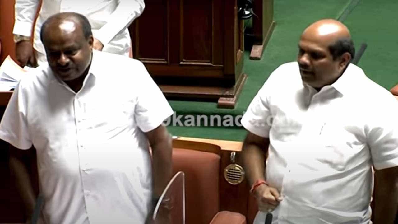 ಸದನದಲ್ಲಿ ಕುಮಾರಸ್ವಾಮಿ ಮತ್ತು ಕಾಂಗ್ರೆಸ್ ಶಾಸಕ ಜಮೀರ್ ಅಹ್ಮದ್ ನಡುವೆ ಮಾತಿನ ಚಕಮಕಿ! ಸದನದಲ್ಲಿ ಕುಮಾರಸ್ವಾಮಿ ಮತ್ತು ಕಾಂಗ್ರೆಸ್ ಶಾಸಕ ಜಮೀರ್ ಅಹ್ಮದ್ ನಡುವೆ ಮಾತಿನ ಚಕಮಕಿ!