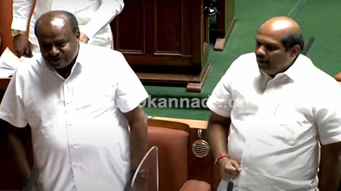 ಸದನದಲ್ಲಿ ಕುಮಾರಸ್ವಾಮಿ ಮತ್ತು ಕಾಂಗ್ರೆಸ್ ಶಾಸಕ ಜಮೀರ್ ಅಹ್ಮದ್ ನಡುವೆ ಮಾತಿನ ಚಕಮಕಿ! ಸದನದಲ್ಲಿ ಕುಮಾರಸ್ವಾಮಿ ಮತ್ತು ಕಾಂಗ್ರೆಸ್ ಶಾಸಕ ಜಮೀರ್ ಅಹ್ಮದ್ ನಡುವೆ ಮಾತಿನ ಚಕಮಕಿ!