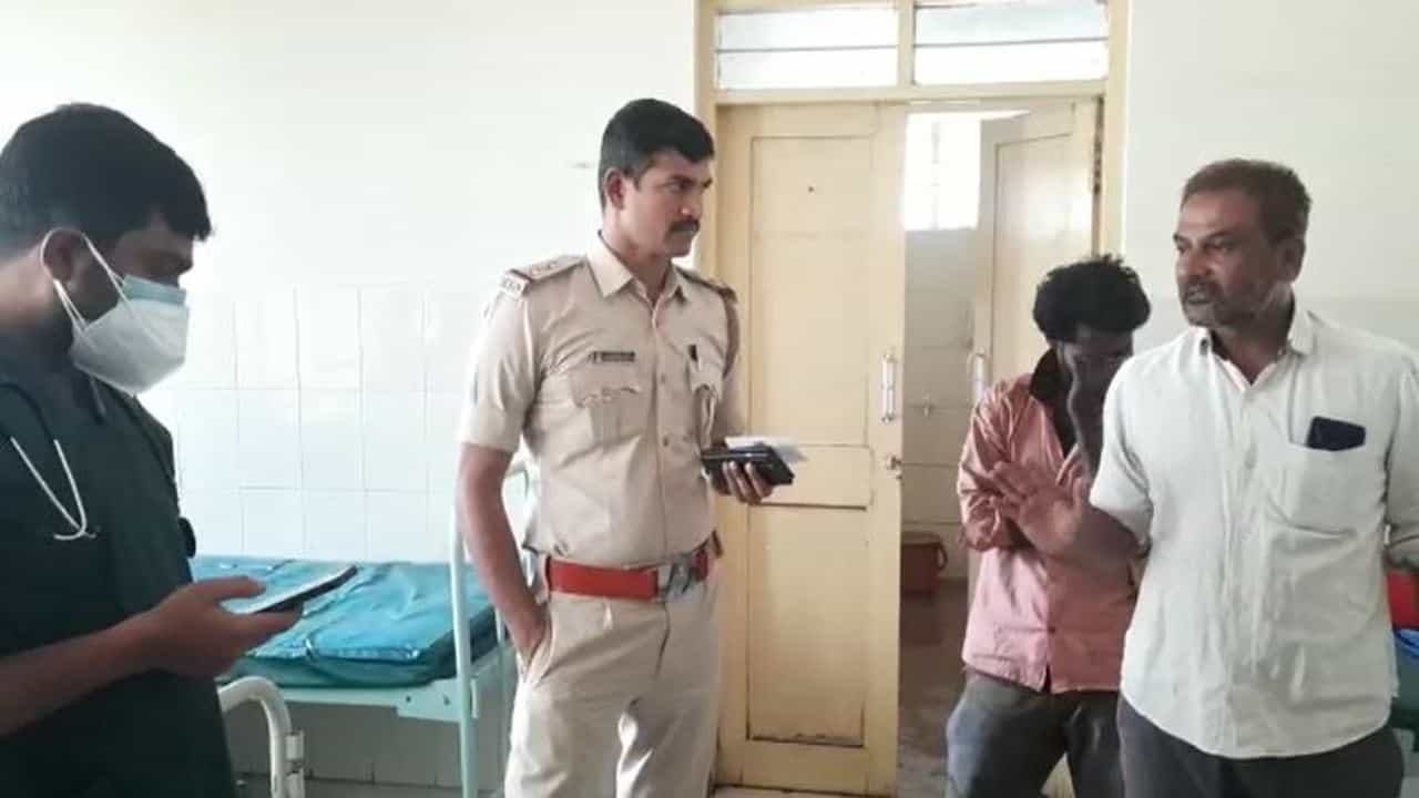 ನರ್ಸ್ ಸಮವಸ್ತ್ರದಲ್ಲಿ ಬಂದು ನವಜಾತ ಶಿಶು ಅಪಹರಣ; ಹಾಸನ ಸರ್ಕಾರಿ ಆಸ್ಪತ್ರೆಯಲ್ಲಿ ಗಂಡುಮಗು ಕಳ್ಳತನ! ನರ್ಸ್ ಸಮವಸ್ತ್ರದಲ್ಲಿ ಬಂದು ನವಜಾತ ಶಿಶು ಅಪಹರಣ; ಹಾಸನ ಸರ್ಕಾರಿ ಆಸ್ಪತ್ರೆಯಲ್ಲಿ ಗಂಡುಮಗು ಕಳ್ಳತನ!