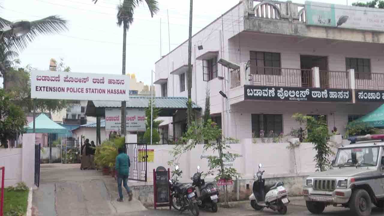 ಹಾಸನದಲ್ಲಿ ಆನ್ಲೈನ್ ಸಾಲ ಪಡೆದಿದ್ದವನಿಗೆ ಕಂಪನಿ ಕಿರುಕುಳ ಆರೋಪ; ವಾರದ ಹಿಂದೆ ಆತ್ಮಹತ್ಯೆಗೆ ಯತ್ನಿಸಿದ ವ್ಯಕ್ತಿ ಸಾವು ಹಾಸನದಲ್ಲಿ ಆನ್ಲೈನ್ ಸಾಲ ಪಡೆದಿದ್ದವನಿಗೆ ಕಂಪನಿ ಕಿರುಕುಳ ಆರೋಪ; ವಾರದ ಹಿಂದೆ ಆತ್ಮಹತ್ಯೆಗೆ ಯತ್ನಿಸಿದ ವ್ಯಕ್ತಿ ಸಾವು