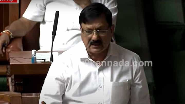 ವಿರೋಧ ಪಕ್ಷದ ನಾಯಕ ಸಿದ್ದರಾಮಯ್ಯ ಸದನದಲ್ಲಿ ಗೃಹ ಸಚಿವ ಆರಗ ಜ್ಞಾನೇಂದ್ರರನ್ನು ಪೇಚಿಗೆ ಸಿಲುಕಿಸಿದರು! ವಿರೋಧ ಪಕ್ಷದ ನಾಯಕ ಸಿದ್ದರಾಮಯ್ಯ ಸದನದಲ್ಲಿ ಗೃಹ ಸಚಿವ ಆರಗ ಜ್ಞಾನೇಂದ್ರರನ್ನು ಪೇಚಿಗೆ ಸಿಲುಕಿಸಿದರು!