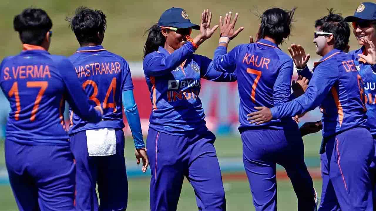 IND vs PAK ODI: ಭಾರತ ವನಿತೆಯರ ಬೆಂಕಿ ಬೌಲಿಂಗ್ಗೆ ಪಾಕಿಸ್ತಾನ ಉಡೀಸ್: ಮಿಥಾಲಿ ಪಡೆ ಭರ್ಜರಿ ಶುಭಾರಂಭ IND vs PAK ODI: ಭಾರತ ವನಿತೆಯರ ಬೆಂಕಿ ಬೌಲಿಂಗ್ಗೆ ಪಾಕಿಸ್ತಾನ ಉಡೀಸ್: ಮಿಥಾಲಿ ಪಡೆ ಭರ್ಜರಿ ಶುಭಾರಂಭ