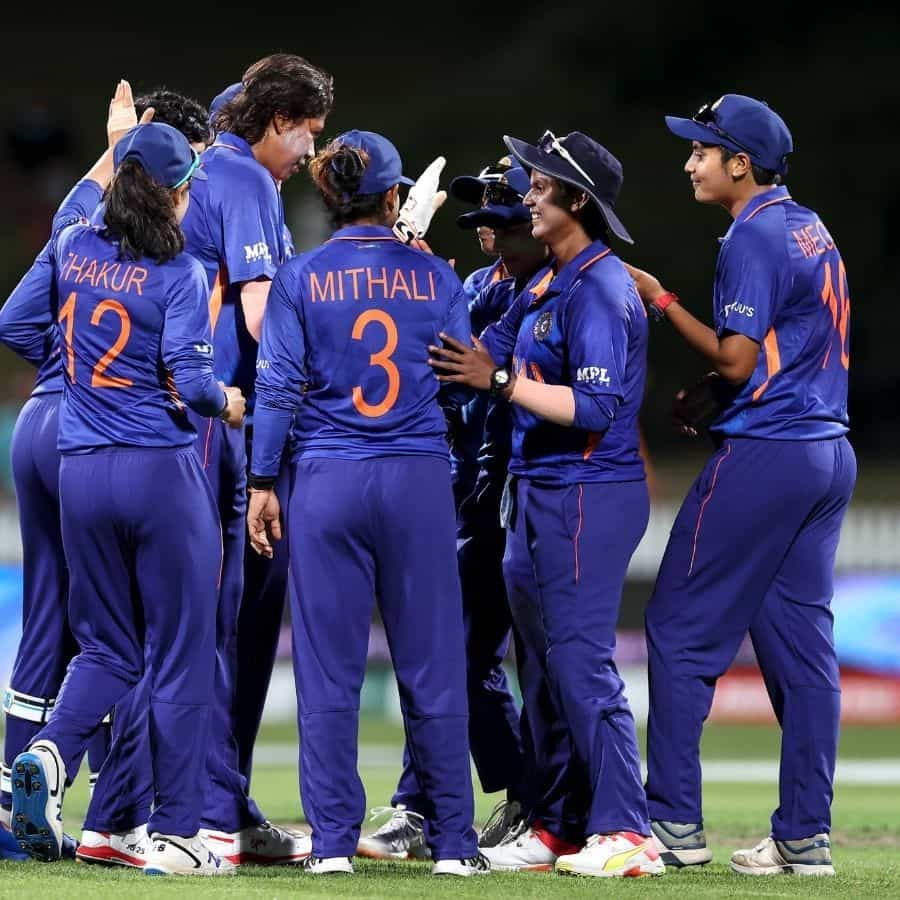 ಶನಿವಾರ ನಡೆದ ಪಂದ್ಯದಲ್ಲಿ ಭಾರತ ಮಹಿಳಾ ತಂಡ ವೆಸ್ಟ್ ಇಂಡೀಸ್ ತಂಡವನ್ನು 155 ರನ್ ಗಳ ಬೃಹತ್ ಅಂತರದಿಂದ ಸೋಲಿಸಿತ್ತು. ಈ ಪಂದ್ಯದಲ್ಲಿ ಭಾರತದ ಬ್ಯಾಟಿಂಗ್ ಮತ್ತು ಬೌಲಿಂಗ್ ಎರಡರಲ್ಲೂ ಅಬ್ಬರಿಸಿದ್ದು, ಭಾರತದ ಮುಂದೆ ವೆಸ್ಟ್ ಇಂಡೀಸ್ ತಂಡಕ್ಕೆ ಏನೂ ಮಾಡಲು ಸಾಧ್ಯವಾಗಲಿಲ್ಲ. ಸ್ಮೃತಿ ಮಂಧಾನ ಮತ್ತು ಹರ್ಮನ್ಪ್ರೀತ್ ಕೌರ್ ಅವರ ಶತಕಗಳ ನೆರವಿನಿಂದ ಭಾರತ 50 ಓವರ್ಗಳಲ್ಲಿ ಎಂಟು ವಿಕೆಟ್ಗಳ ನಷ್ಟಕ್ಕೆ 317 ರನ್ ಗಳಿಸಿತು. ವೆಸ್ಟ್ ಇಂಡೀಸ್ ತಂಡ 162 ರನ್ಗಳಿಗೆ ಆಲೌಟ್ ಆಯಿತು. ಈ ಗೆಲುವಿನೊಂದಿಗೆ ಭಾರತ ಅಂಕಪಟ್ಟಿಯಲ್ಲಿ ಭಾರಿ ಲಾಭ ಪಡೆದಿದೆ. ಪಂದ್ಯದ ನಂತರ ಪಾಯಿಂಟ್ಸ್ ಪಟ್ಟಿಯ ಸ್ಥಿತಿ ಹೇಗಿದೆ