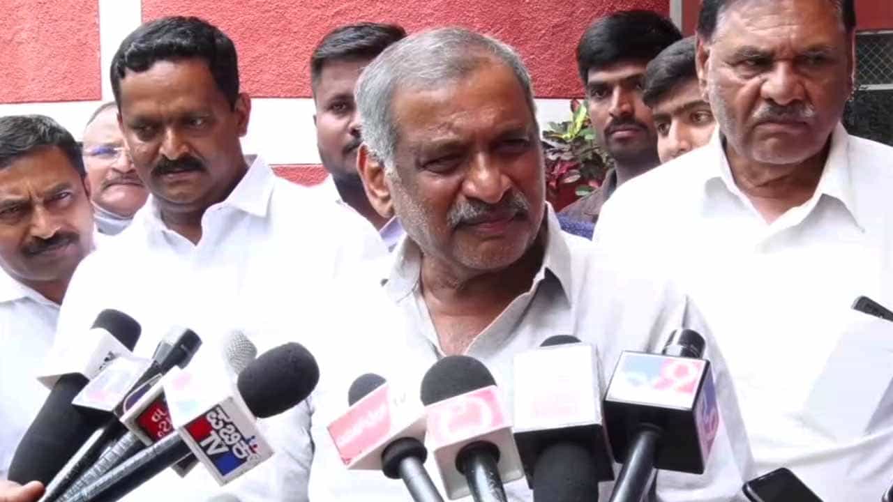 ಹಿಜಾಬ್ ವಿಚಾರಕ್ಕೆ ಪರೀಕ್ಷೆಗೆ ಗೈರಾದರೆ ಮರು ಪರೀಕ್ಷೆ ಇಲ್ಲ; ಮೈಸೂರಿನಲ್ಲಿ ಕಾನೂನು ಸಚಿವ ಜೆ.ಸಿ.ಮಾಧುಸ್ವಾಮಿ ಸ್ಪಷ್ಟನೆ ಹಿಜಾಬ್ ವಿಚಾರಕ್ಕೆ ಪರೀಕ್ಷೆಗೆ ಗೈರಾದರೆ ಮರು ಪರೀಕ್ಷೆ ಇಲ್ಲ; ಮೈಸೂರಿನಲ್ಲಿ ಕಾನೂನು ಸಚಿವ ಜೆ.ಸಿ.ಮಾಧುಸ್ವಾಮಿ ಸ್ಪಷ್ಟನೆ
