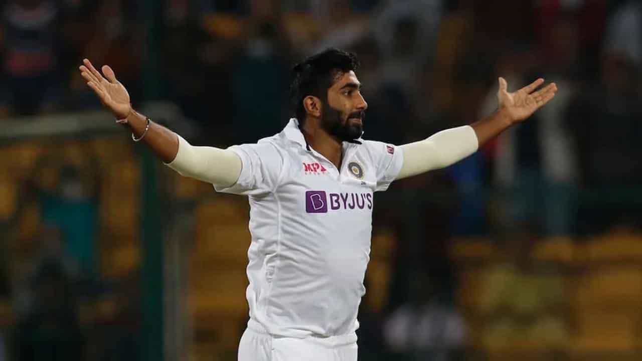 IND vs SL: ಹಳೆಯ ದಾಖಲೆಗಳಿಗೆ ಬೆಂಕಿ ಹಚ್ಚಿದ ಬುಮ್ರಾ! ಪಿಂಕ್ ಬಾಲ್ ಟೆಸ್ಟ್ನಲ್ಲಿ ಮೊದಲ ಬಾರಿಗೆ 5 ವಿಕೆಟ್ IND vs SL: ಹಳೆಯ ದಾಖಲೆಗಳಿಗೆ ಬೆಂಕಿ ಹಚ್ಚಿದ ಬುಮ್ರಾ! ಪಿಂಕ್ ಬಾಲ್ ಟೆಸ್ಟ್ನಲ್ಲಿ ಮೊದಲ ಬಾರಿಗೆ 5 ವಿಕೆಟ್
