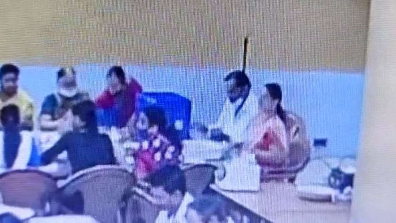 ಮಂಗಳೂರು: ಕಾಣಿಕೆ ಹುಂಡಿ ಎಣಿಕೆ ವೇಳೆ ಟ್ರಸ್ಟಿಯಿಂದಲೇ ಕಳ್ಳತನ ಆರೋಪ; ಕದ್ದಿಲ್ಲ, ಆಣೆ ಪ್ರಮಾಣಕ್ಕೂ ಸಿದ್ಧ ಎಂದು ಆಡಿಯೋ ರಿಲೀಸ್ ಮಂಗಳೂರು: ಕಾಣಿಕೆ ಹುಂಡಿ ಎಣಿಕೆ ವೇಳೆ ಟ್ರಸ್ಟಿಯಿಂದಲೇ ಕಳ್ಳತನ ಆರೋಪ; ಕದ್ದಿಲ್ಲ, ಆಣೆ ಪ್ರಮಾಣಕ್ಕೂ ಸಿದ್ಧ ಎಂದು ಆಡಿಯೋ ರಿಲೀಸ್