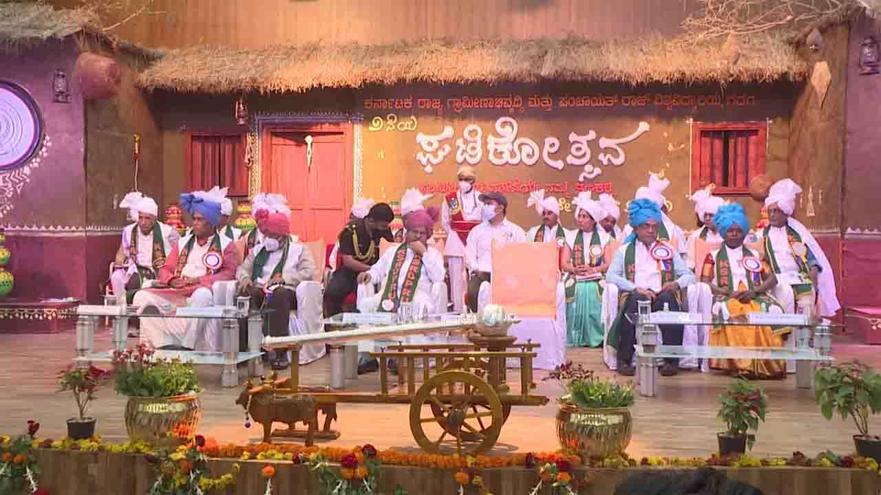 ಗದಗ ಗ್ರಾಮೀಣಾಭಿವೃದ್ಧಿ ಮತ್ತು ಪಂಚಾಯತ್ ರಾಜ್ ವಿಶ್ವವಿದ್ಯಾಲಯದ ಘಟಿಕೋತ್ಸವದಲ್ಲಿ ಯಡವಟ್ಟು; ಸ್ವಾಮೀಜಿಗಳಿಗೆ ಅವಮಾನ ಗದಗ ಗ್ರಾಮೀಣಾಭಿವೃದ್ಧಿ ಮತ್ತು ಪಂಚಾಯತ್ ರಾಜ್ ವಿಶ್ವವಿದ್ಯಾಲಯದ ಘಟಿಕೋತ್ಸವದಲ್ಲಿ ಯಡವಟ್ಟು; ಸ್ವಾಮೀಜಿಗಳಿಗೆ ಅವಮಾನ