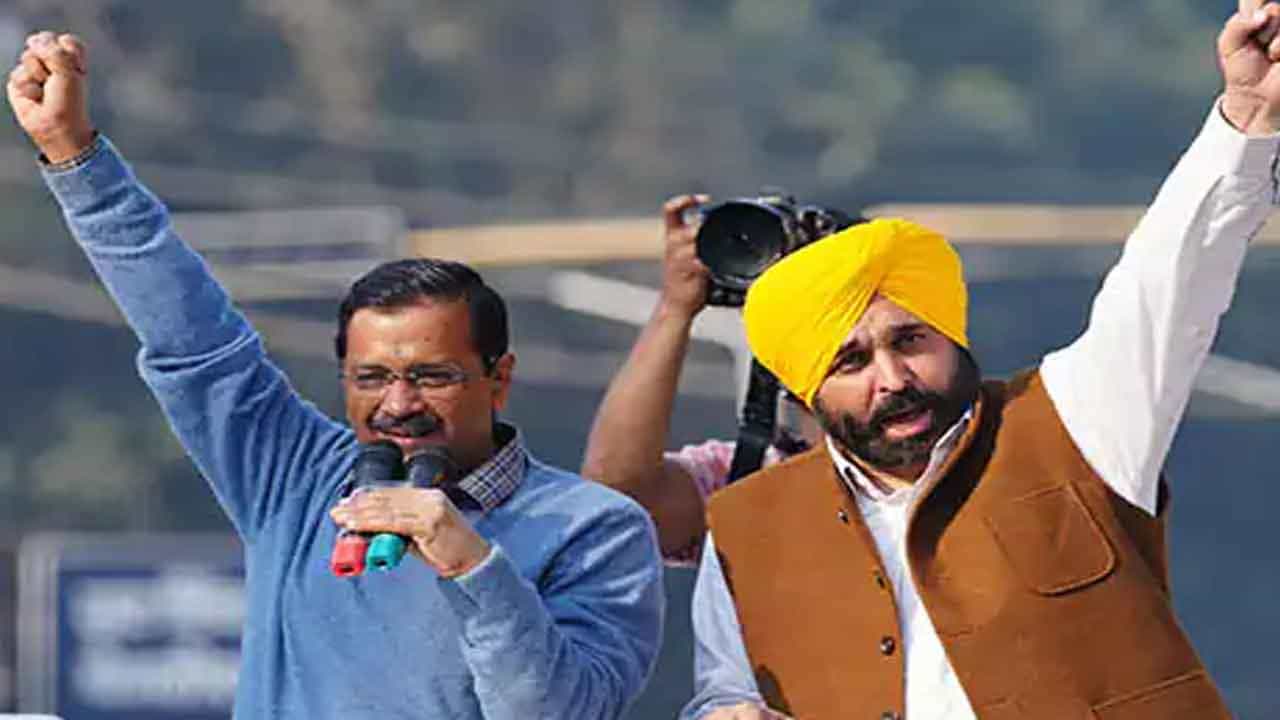 Punjab Elections 2022 ಪಂಜಾಬ್ನಲ್ಲಿ ಕೇಜ್ರಿವಾಲ್ ನೇತೃತ್ವದ ಆಮ್ ಆದ್ಮಿ ಪಕ್ಷ ಗೆಲುವಿನ ನಗು ಬೀರಲು ಕಾರಣವಾದ 5 ಸಂಗತಿಗಳಿವು Punjab Elections 2022 ಪಂಜಾಬ್ನಲ್ಲಿ ಕೇಜ್ರಿವಾಲ್ ನೇತೃತ್ವದ ಆಮ್ ಆದ್ಮಿ ಪಕ್ಷ ಗೆಲುವಿನ ನಗು ಬೀರಲು ಕಾರಣವಾದ 5 ಸಂಗತಿಗಳಿವು