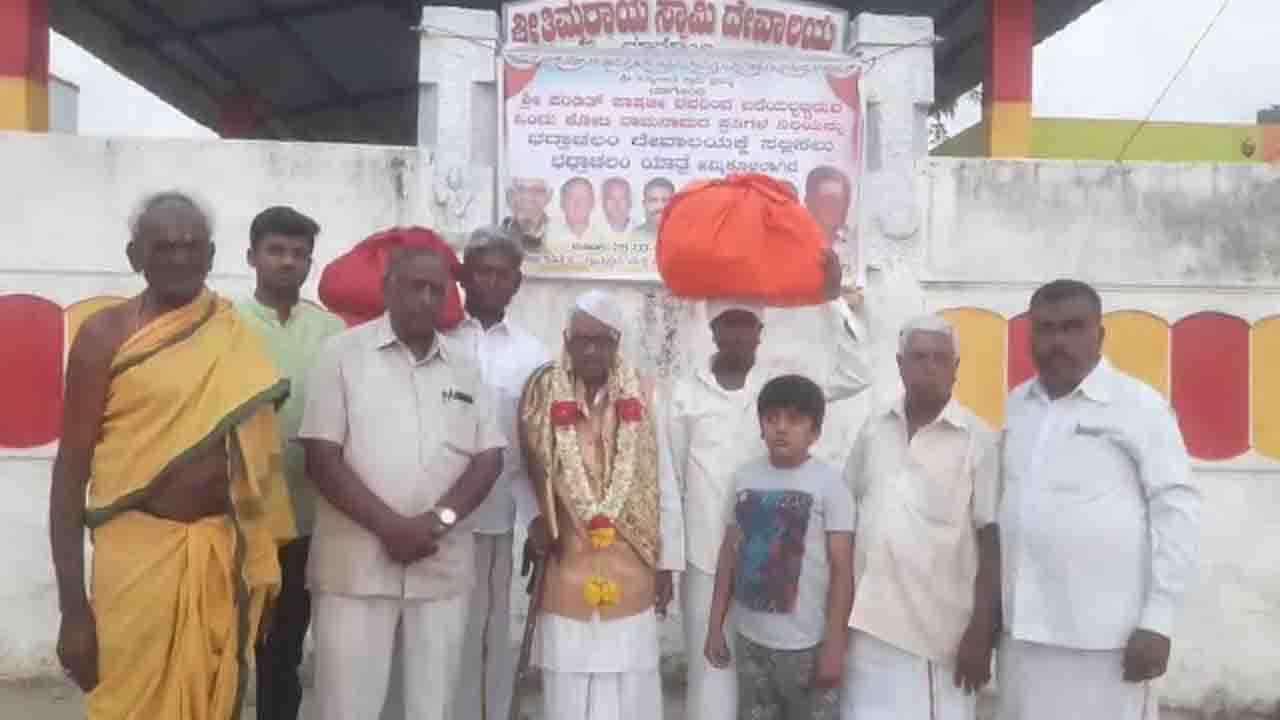 ಕೋಲಾರದ ರಾಮಭಕ್ತ ಪಾಚಾಸಾಬಿ ಕನಸು ನನಸು ಮಾಡಿದ ಗ್ರಾಮಸ್ಥರು; ರಾಮಕೋಟಿ, ಗ್ರಾಮಸ್ಥರೊಂದಿಗೆ ಭದ್ರಾಚಲಂಗೆ ಪ್ರಯಾಣ ಕೋಲಾರದ ರಾಮಭಕ್ತ ಪಾಚಾಸಾಬಿ ಕನಸು ನನಸು ಮಾಡಿದ ಗ್ರಾಮಸ್ಥರು; ರಾಮಕೋಟಿ, ಗ್ರಾಮಸ್ಥರೊಂದಿಗೆ ಭದ್ರಾಚಲಂಗೆ ಪ್ರಯಾಣ