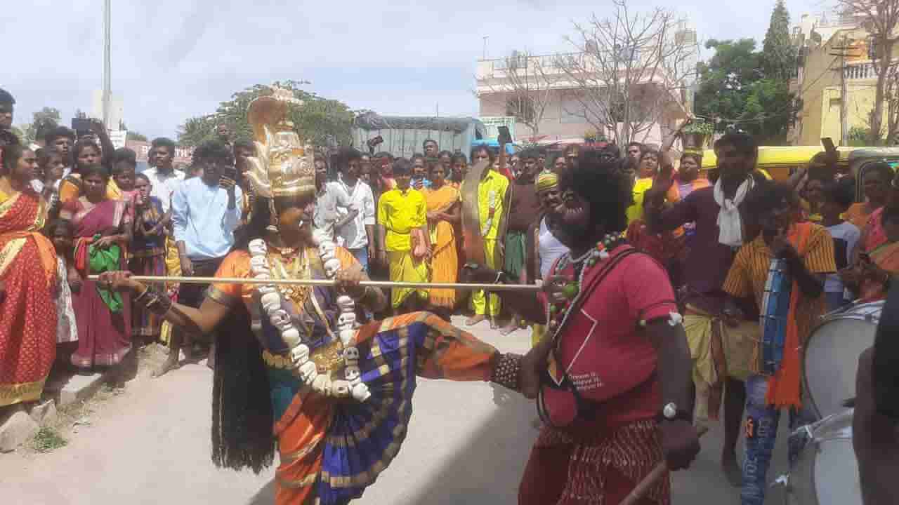 ಶಿವರಾತ್ರಿ ನಂತರದ ಅಮಾವಾಸ್ಯೆಯಂದು ಕೋಲಾರದಲ್ಲಿ ಮೈ ಜುಂ ಎನಿಸುವ ಆಚರಣೆ; ಕಾಳಿವೇಷ ಧರಿಸಿ ಸ್ಮಶಾನದಲ್ಲಿ ನೃತ್ಯ, ಪ್ರಾಣಿ ಬಲಿ