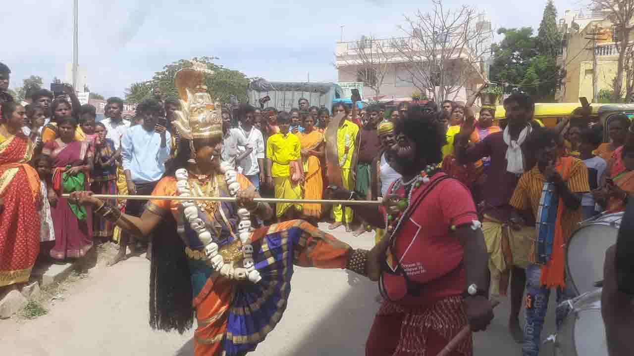 ಶಿವರಾತ್ರಿ ನಂತರದ ಅಮಾವಾಸ್ಯೆಯಂದು ಕೋಲಾರದಲ್ಲಿ ಮೈ ಜುಂ ಎನಿಸುವ ಆಚರಣೆ; ಕಾಳಿವೇಷ ಧರಿಸಿ ಸ್ಮಶಾನದಲ್ಲಿ ನೃತ್ಯ, ಪ್ರಾಣಿ ಬಲಿ ಶಿವರಾತ್ರಿ ನಂತರದ ಅಮಾವಾಸ್ಯೆಯಂದು ಕೋಲಾರದಲ್ಲಿ ಮೈ ಜುಂ ಎನಿಸುವ ಆಚರಣೆ; ಕಾಳಿವೇಷ ಧರಿಸಿ ಸ್ಮಶಾನದಲ್ಲಿ ನೃತ್ಯ, ಪ್ರಾಣಿ ಬಲಿ