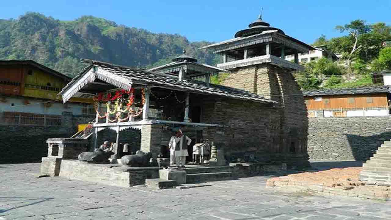 ಲಾಖಾಮಂಡಲ ದೇವಾಲಯ, ಉತ್ತರಾಖಂಡ(Lakha Mandal Temple): ಲಾಖಾಮಂಡಲ ದೇವಾಲಯವು ದೆಹರಾದೂನ್‌ನಿಂದ 128 ಕಿಮೀ ದೂರದಲ್ಲಿ ಯಮುನಾ ನದಿಯ ದಡದಲ್ಲಿದೆ. ಪುರಾಣಗಳ ಪ್ರಕಾರ, ಪಾಂಡವರು ಲಕ್ಷಗೃಹದಿಂದ ತಪ್ಪಿಸಿಕೊಂಡು ಬಹಳ ಕಾಲ ಇಲ್ಲಿಯೇ ಇದ್ದರು. ಈ ಸಮಯದಲ್ಲಿ ಅವರು ಇಲ್ಲಿ ಶಿವಲಿಂಗವನ್ನು ಸ್ಥಾಪಿಸಿದರು. ಇಲ್ಲಿ ಎರಡು ಶಿವಲಿಂಗಗಳು ವಿವಿಧ ಬಣ್ಣಗಳು ಮತ್ತು ಗಾತ್ರಗಳೊಂದಿಗೆ ನೆಲೆಗೊಂಡಿವೆ. ದೇವಾಲಯದ ಒಳಗಿನ ಬಂಡೆಯ ಮೇಲೆ ಪಾರ್ವತಿಯ ಹೆಜ್ಜೆ ಗುರುತುಗಳನ್ನು ಕಾಣಬಹುದು. ಮಹಾಶಿವರಾತ್ರಿಯಂದು ಇಲ್ಲಿಗೆ ಬರುವ ಪ್ರತಿಯೊಬ್ಬ ಭಕ್ತರ ಆಸೆಯು ಈಡೇರುತ್ತದೆ ಎನ್ನುವ ನಂಬಿಕೆಯಿದೆ.