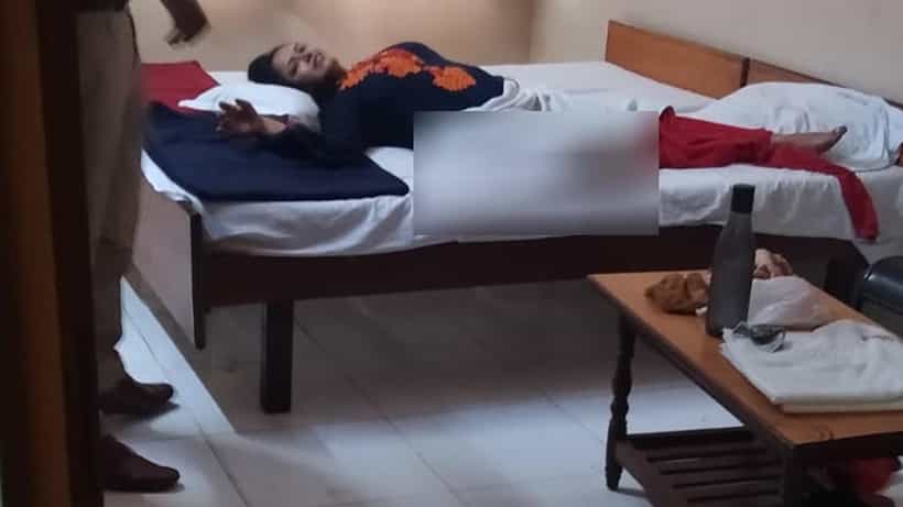 ತುಮಕೂರಿನ ಅಶೋಕ ಲಾಡ್ಜ್ ಅಂಡ್ ಹೋಟೆಲ್ನಲ್ಲಿ ಹೆಂಡತಿ ಕಾಲು ಕತ್ತರಿಸಿ, ತಾನೂ ಹೊಟ್ಟೆಗೆ ಚೂರಿ ಹಾಕಿಕೊಂಡ ಗಂಡ