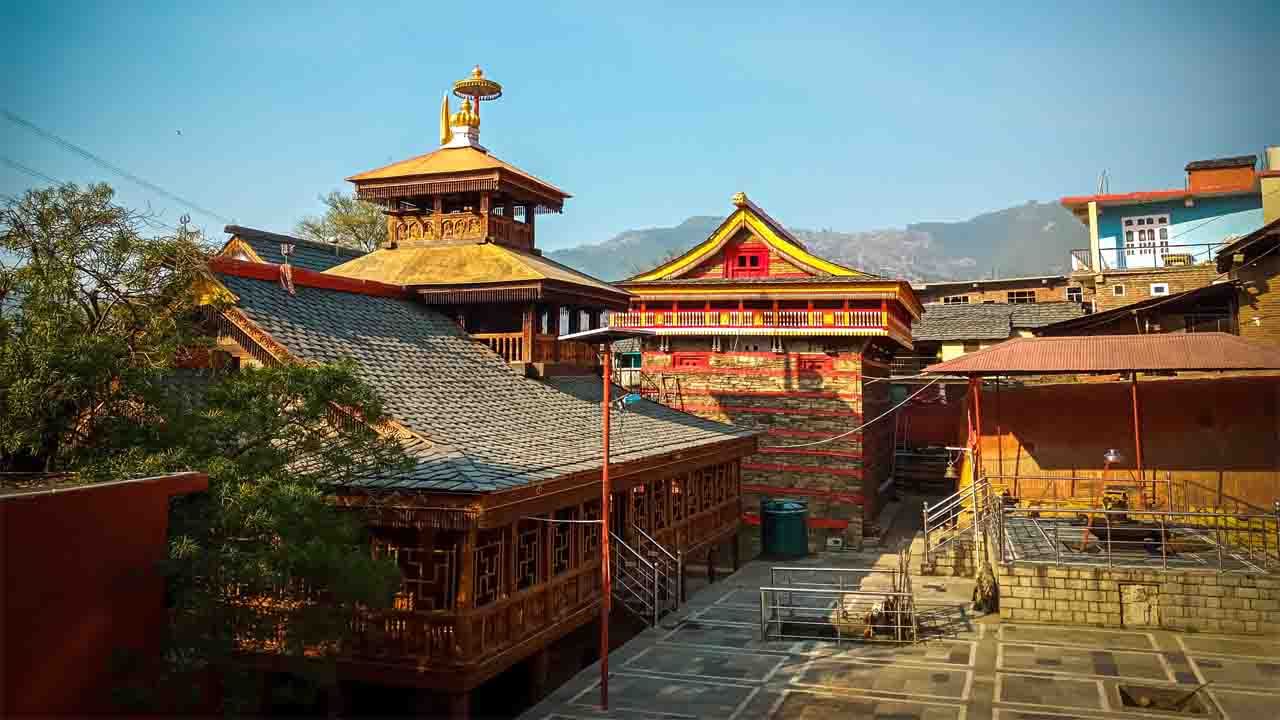 ಮಮ್ಮಲೇಶ್ವರ ಮಹಾದೇವ, ಹಿಮಾಚಲ ಪ್ರದೇಶ(Mamleshwar Mahadev Temple): ಪಾಂಡವರು ವನವಾಸದಲ್ಲಿದ್ದಾಗ ಹಿಮಾಚಲ ಪ್ರದೇಶದಲ್ಲಿ ಸ್ವಲ್ಪ ಸಮಯ ಕಳೆಯುತ್ತಾರೆ. ಈ ವೇಳೆ ಪಾಂಡವರು ಮಮ್ಮಲೇಶ್ವರ ಮಹಾದೇವನನ್ನು ಸ್ಥಾಪಿಸುತ್ತಾರೆ. ಇಲ್ಲಿ ಭೀಮನು ಹಿಡಿಂಬೆಯನ್ನು ಭೇಟಿಯಾದ ಬಳಿಕ ಆಕೆ ಅವನ ಹೆಂಡತಿಯಾದಳು. ಈ ದೇವಾಲಯವು 5000 ವರ್ಷಗಳಿಗಿಂತಲೂ ಹಳೆಯದು ಎಂದು ಹೇಳಲಾಗುತ್ತದೆ. ಈ ದೇವಾಲಯದಲ್ಲಿ ಭೀಮನ ಡೋಲು ಮತ್ತು 200 ಗ್ರಾಂ ಗೋಧಿ ಧಾನ್ಯಗಳಿವೆ. ಈ ಗೋಧಿ ಧಾನ್ಯವನ್ನು ಪಾಂಡವರು ಬೆಳೆದರು ಎಂದು ನಂಬಲಾಗಿದೆ. ಮಹಾಭಾರತ ಕಾಲದಿಂದಲೂ ನಿರಂತರವಾಗಿ ಉರಿಯುತ್ತಿರುವ ಜ್ವಾಲೆಯು ಈ ದೇವಾಲಯದಲ್ಲಿದೆ.