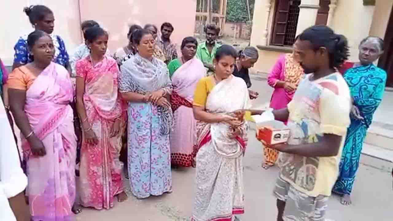 ಕರ್ತವ್ಯ ಲೋಪ, ದುರ್ನಡತೆ ಆರೋಪದಡಿ ಮಂಡ್ಯ ತಹಶೀಲ್ದಾರ್ ಅಮಾನತು; ಸಿಹಿ ಹಂಚಿ ಸಂಭ್ರಮಿಸಿದ ಗ್ರಾಮಸ್ಥರು ಕರ್ತವ್ಯ ಲೋಪ, ದುರ್ನಡತೆ ಆರೋಪದಡಿ ಮಂಡ್ಯ ತಹಶೀಲ್ದಾರ್ ಅಮಾನತು; ಸಿಹಿ ಹಂಚಿ ಸಂಭ್ರಮಿಸಿದ ಗ್ರಾಮಸ್ಥರು