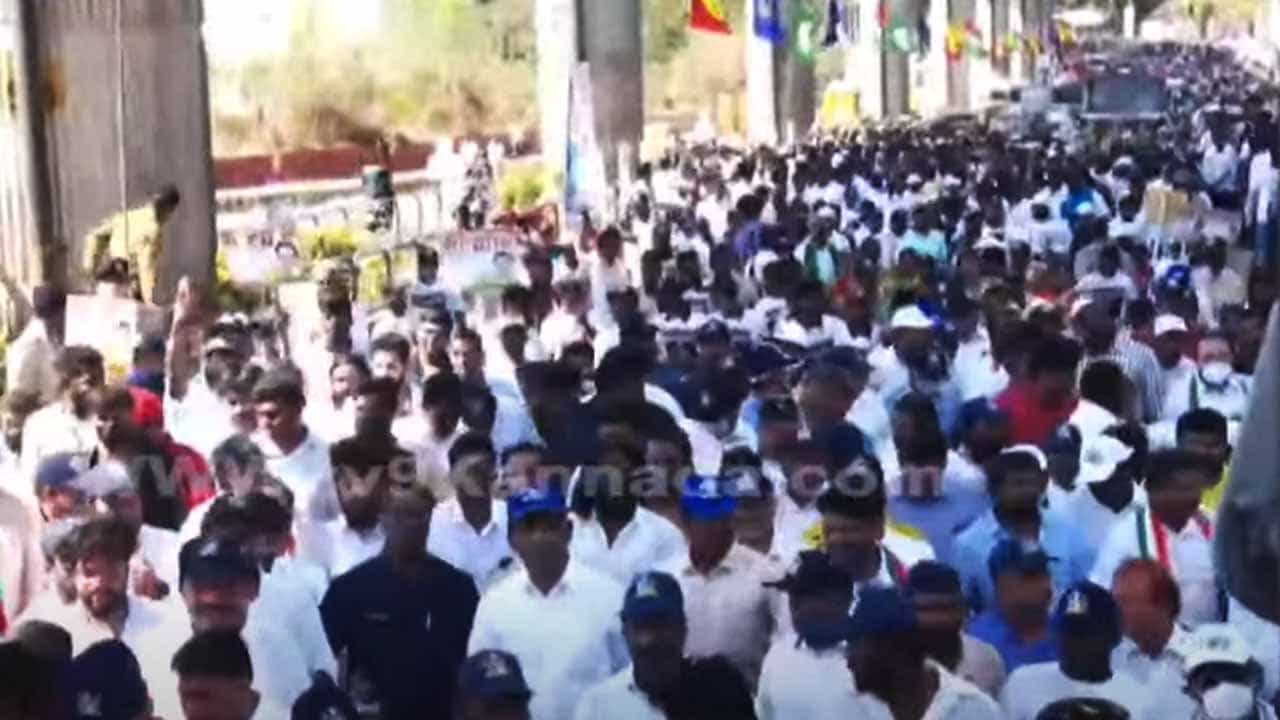 Mekedatu Padayatra 2.0 Live: ಬಿಟಿಎಂ ಲೇಔಟ್ನ ಜೆಡಿ ಗಾರ್ಡನ್ ಬಳಿ ಕಾಂಗ್ರೆಸ್ನ 3ನೇ ದಿನದ ಮೇಕೆದಾಟು ಪಾದಯಾತ್ರೆ ಅಂತ್ಯ Mekedatu Padayatra 2.0 Live: ಬಿಟಿಎಂ ಲೇಔಟ್ನ ಜೆಡಿ ಗಾರ್ಡನ್ ಬಳಿ ಕಾಂಗ್ರೆಸ್ನ 3ನೇ ದಿನದ ಮೇಕೆದಾಟು ಪಾದಯಾತ್ರೆ ಅಂತ್ಯ