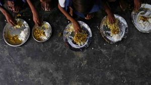 ತುಮಕೂರು: ಮಧ್ಯಾಹ್ನ ಬಿಸಿಯೂಟ ಸೇವಿಸಿ 15ಕ್ಕೂ ಹೆಚ್ಚು ವಿದ್ಯಾರ್ಥಿಗಳು ಅಸ್ವಸ್ಥ