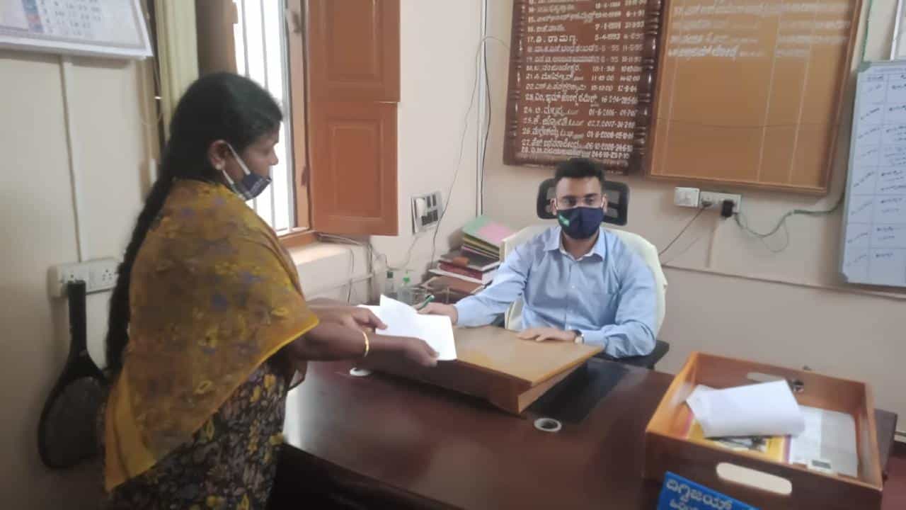 ಕತ್ತಲಲ್ಲಿ ಮಲಗಿದ್ದ ಬಾಲಕಿ ಮೇಲೆ ಟೆಂಪೊ ಹತ್ತಿಸಿದ ಚಾಲಕ, ಮಗ ಸೊಸೆಯಿಂದ ರಕ್ಷಿಸುವಂತೆ ತಾಯಿ ಮನವಿ ಕತ್ತಲಲ್ಲಿ ಮಲಗಿದ್ದ ಬಾಲಕಿ ಮೇಲೆ ಟೆಂಪೊ ಹತ್ತಿಸಿದ ಚಾಲಕ, ಮಗ ಸೊಸೆಯಿಂದ ರಕ್ಷಿಸುವಂತೆ ತಾಯಿ ಮನವಿ